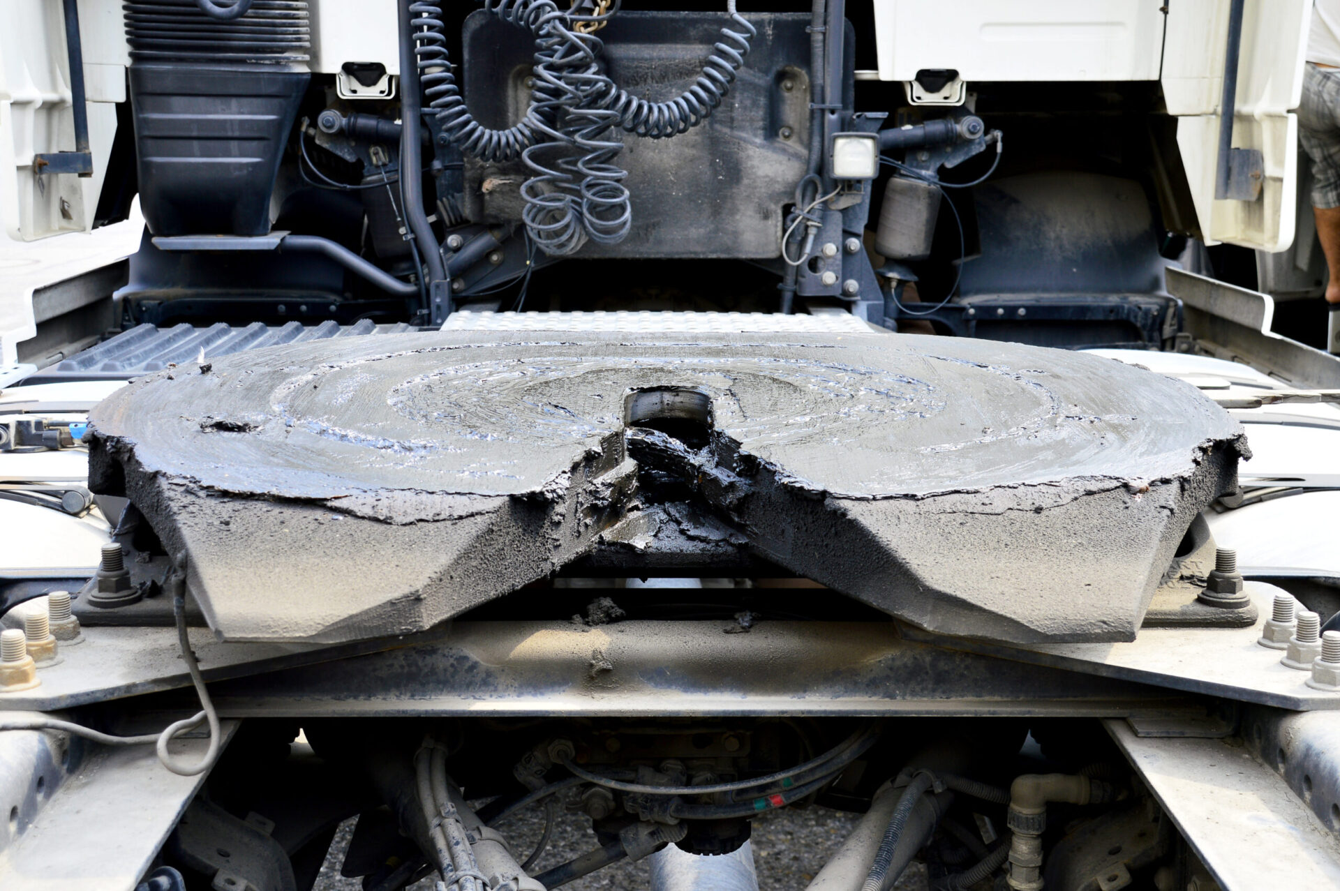 Stark verschmutzte, fetthaltige Sattelkupplung eines LKW